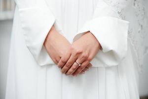 mooie jonge oosterse bruid die voor huwelijk voorbereidingen treft