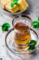 thee met munt in een traditionele Turkse glazen beker foto