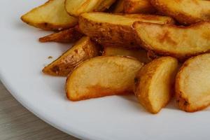 gebakken aardappel Aan de bord foto