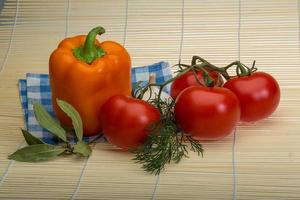 tomaat en peper Aan houten achtergrond foto