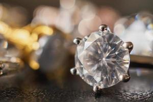 sieraden diamanten ringen ingesteld op zwarte achtergrond close-up foto