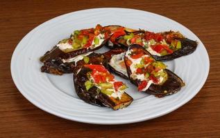 gegrilde aubergine op de plaat en houten achtergrond foto