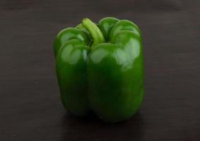 groen Bulgaars peper Aan houten achtergrond foto