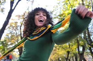 brunette schattig jong vrouw poseren buitenshuis foto