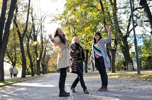 drie jong Dames genieten van zich foto