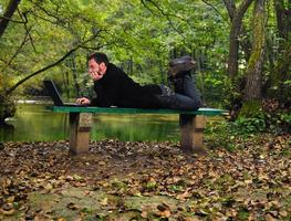 jong zakenman werken Aan laptop buitenjong zakenman uit foto