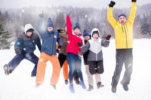 portret van groep jong mensen in mooi winter landschap foto