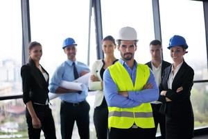 bedrijf mensen en bouw ingenieurs Aan vergadering foto