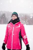 portret van jong vrouw Aan besneeuwd winter dag foto