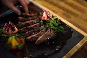 detailopname van chef handen portie rundvlees steak foto