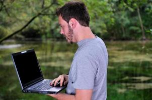 jong zakenman werken Aan laptop buitenshuis foto