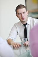 jong bedrijf Mens alleen in conferentie kamer foto