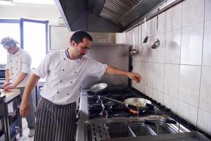 chef-kok bereiden van voedsel foto