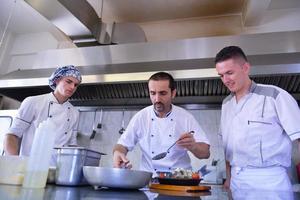 chef-kok bereiden van voedsel foto