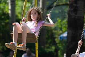 gelukkig meisje swinging foto