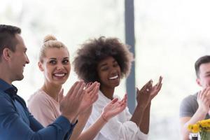 multi-etnisch opstarten groep van jong bedrijf mensen vieren succes foto