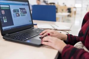 opstarten bedrijf, vrouw werken Aan laptop foto