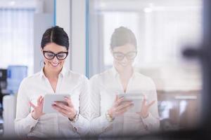 bedrijf vrouw gebruik makend van digitaal tablet in voorkant van opstarten kantoor foto