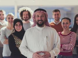 portret van multiraciaal verschillend groep van mensen uit het bedrijfsleven team staand achter ouder Arabisch team leider foto