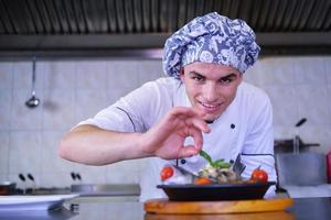 chef-kok bereiden van voedsel foto