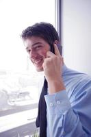 bedrijf Mens pratend door mobiele telefoon foto