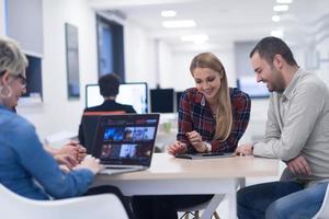 opstarten bedrijf team Aan vergadering Bij modern kantoor foto