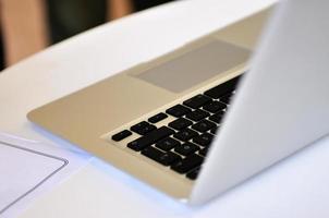 elegant modern laptop Aan een bureau foto