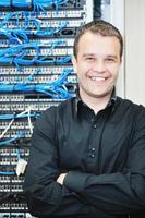 jong het ingenieur in datacenter server kamer foto