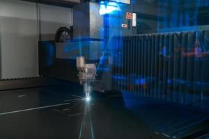 kalkoen, 2022 - vonken vlieg uit machine hoofd voor metaal verwerken laser metaal Aan metallurgisch fabriek achtergrond. fabricage afgewerkt onderdelen voor automotive productie concept foto