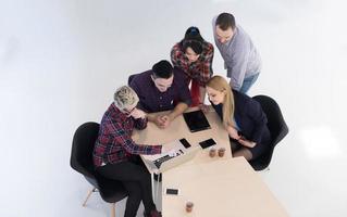 antenne visie van bedrijf mensen groep Aan vergadering foto