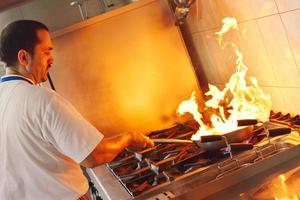 chef-kok bereiden van voedsel foto