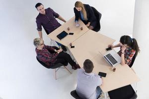 antenne visie van bedrijf mensen groep Aan vergadering foto