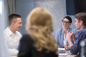 opstarten business team tijdens een bijeenkomst in modern kantoorgebouw foto