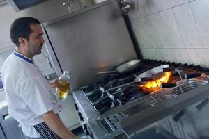 chef-kok bereiden van voedsel foto