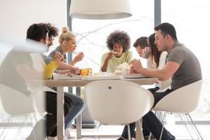 multi-etnisch groep van gelukkig vrienden lunch tijd foto