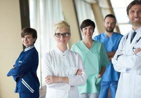 groep van medisch personeel Bij ziekenhuis foto