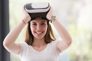 vrouw gebruik makend van vr-headset bril van virtueel realiteit foto