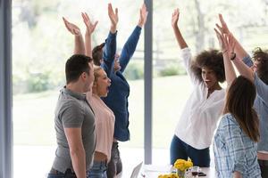 multi-etnisch opstarten groep van jong bedrijf mensen vieren succes foto