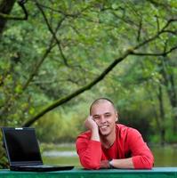jong zakenman werken Aan laptop buitenshuis foto