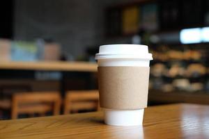 heet drinken Aan hout tafel in koffie cafe. foto