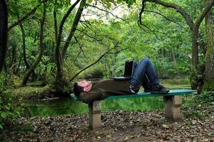 jong zakenman werken Aan laptop buitenshuis foto