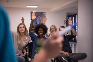 dichtbij omhoog van leraar hand- met markeerstift foto