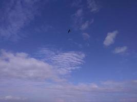 blauw lucht en wit wolken achtergrond Aan dag foto