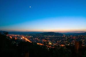 zonsondergang over de stad foto