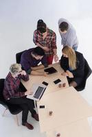 antenne visie van bedrijf mensen groep Aan vergadering foto