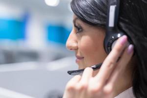 vrouw telefoontje centrum operator aan het doen haar baan foto