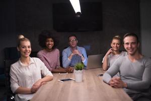 multi-etnisch opstarten bedrijf team in nacht kantoor foto