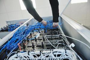 jong het ingenieur in datacenter server kamer foto