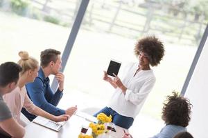 multi-etnisch opstarten bedrijf team Aan vergadering foto