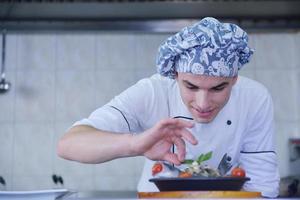 chef-kok bereiden van voedsel foto